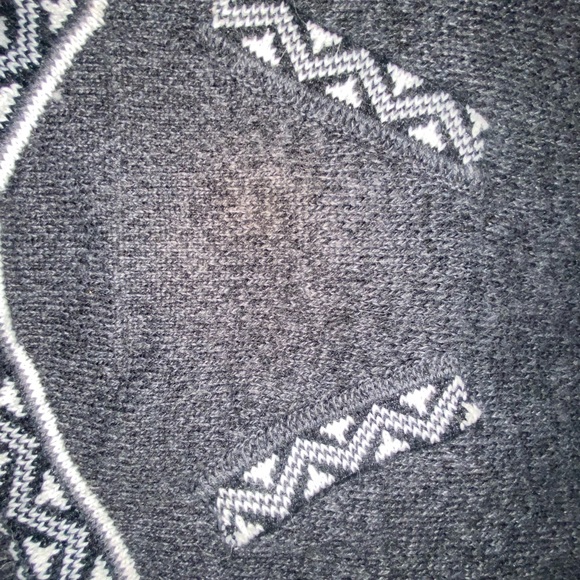 Alpaca hooded black llama sweater with fringe - Picture 4 of 9